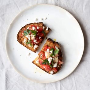 Pomysł na szybkie grzanki z owocami i warzywami, brzoskwinią, pomidorami i serem feta (fot. Martyna Cybuch)