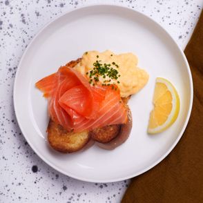 Jajecznica z cytryną i wędzonym łososiem na chałce