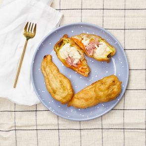 Włoskie przepisy. Proste przepisy na kwiaty cukini. Przepis na kwiaty cukini z szynką i mozzarellą (fot. Maciek Niemojewski)