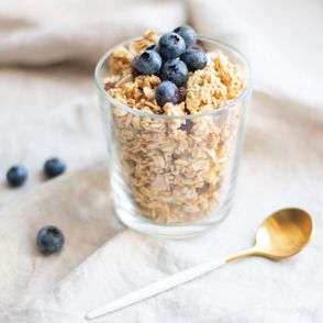 Granola z jagodami (fot. Julia Androshchuk / unsplash.com)