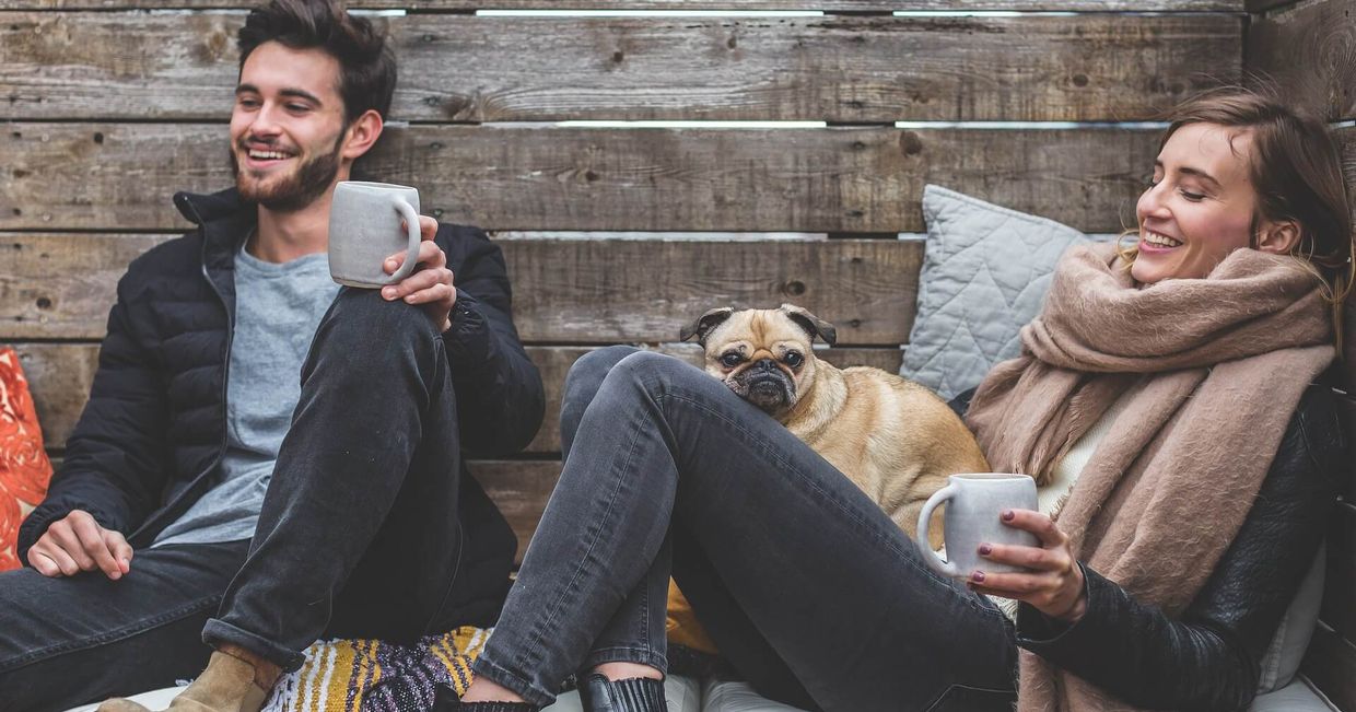 Para osób miło spędzająca czas przy gorących napojach