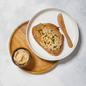 Intensywne masło smakowe na bazie filecików anchois z dodatkiem musztardy, szalotki i szczypiorku podane na kromce domowego chleba