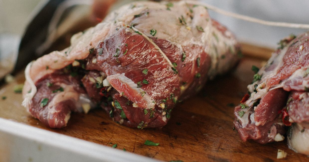 surowa wołowina w marynacie ziołowej w trakcie przygotowania