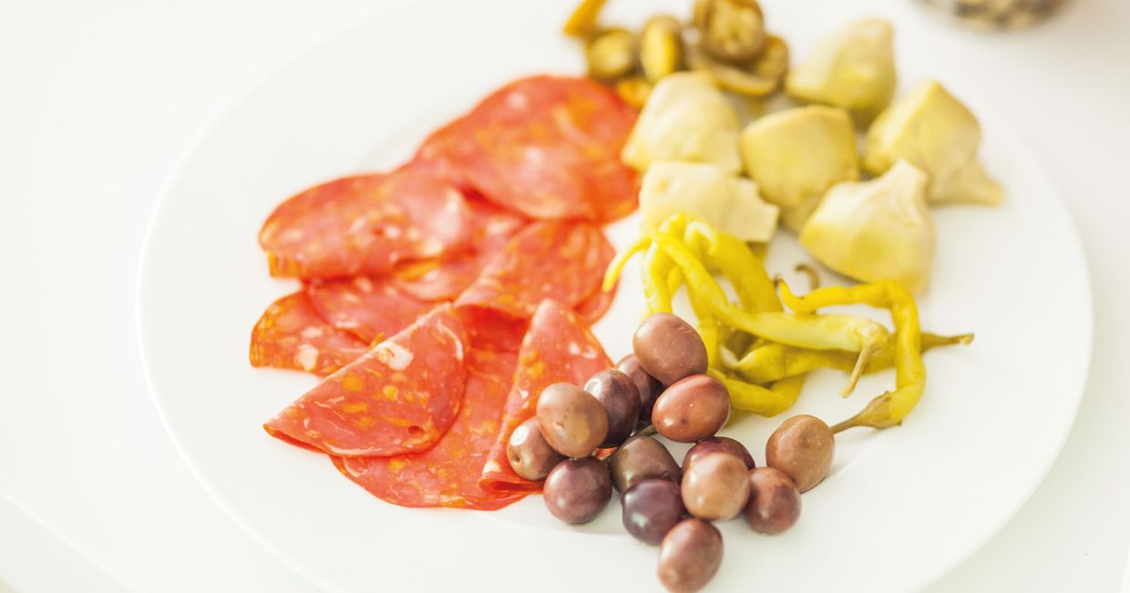 Oliwki, chorizo, kapary, ostre papryczki (fot. Dinnershow Studio)