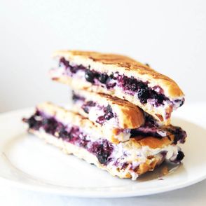 crostini z halloumi i jagodami, tosty z halloumi, grillowane halloumi, ser halloumi, tosty na słodko, śniadanie na słodko, przepis Tosia Kolo, burczymiwbrzuchu