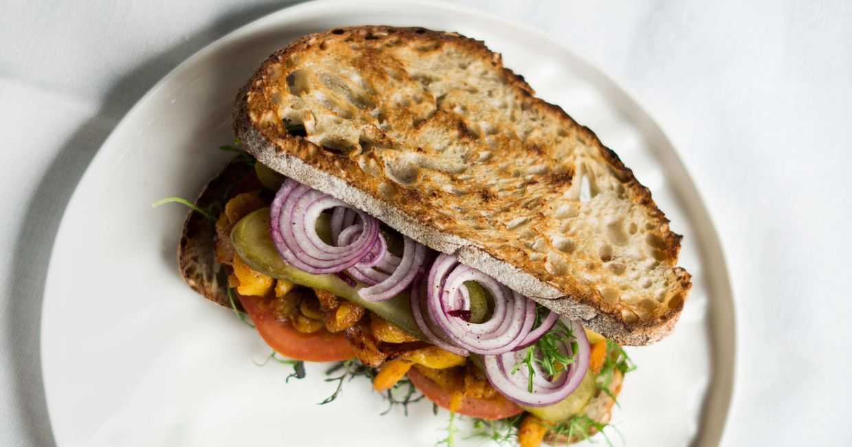 Kanapka z szarpanym chlebowcem na białym talerzu (fot. Jessica Nadziejko)