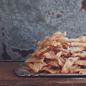 Jak zrobić faworki? . Talerz faworków (fot. Jola Skóra)