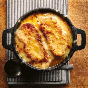 „Kuchnia bezwzględna”, Joshua Weissman – francuska zupa cebulowa (fot. Ralph Smith / materiały prasowe)