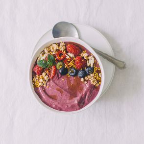 Sprawdź jak przygotować zdrowe śniadanie z letnich owoców – truskawek, malin i jagód. Miska açaí - PRZEPIS (fot. Marta Greber)