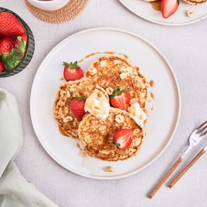 Prosty przepis na placki z syropem kawowym i owocami (fot. Jessica Nadziejko / Plum in chocolate)