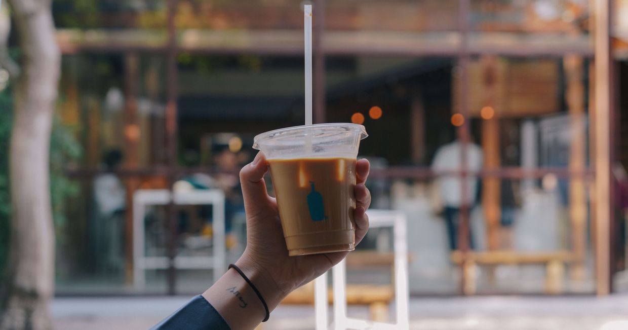 Kawa w plastikowym kubku ze słomką (fot. Lizzie 4Gvoehiv Tvo)