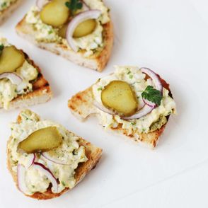 tosty z pastą jajeczną, domowa pasta jajeczna, pasta jajeczna z pesto, jajka na śniadanie, co na śniadanie