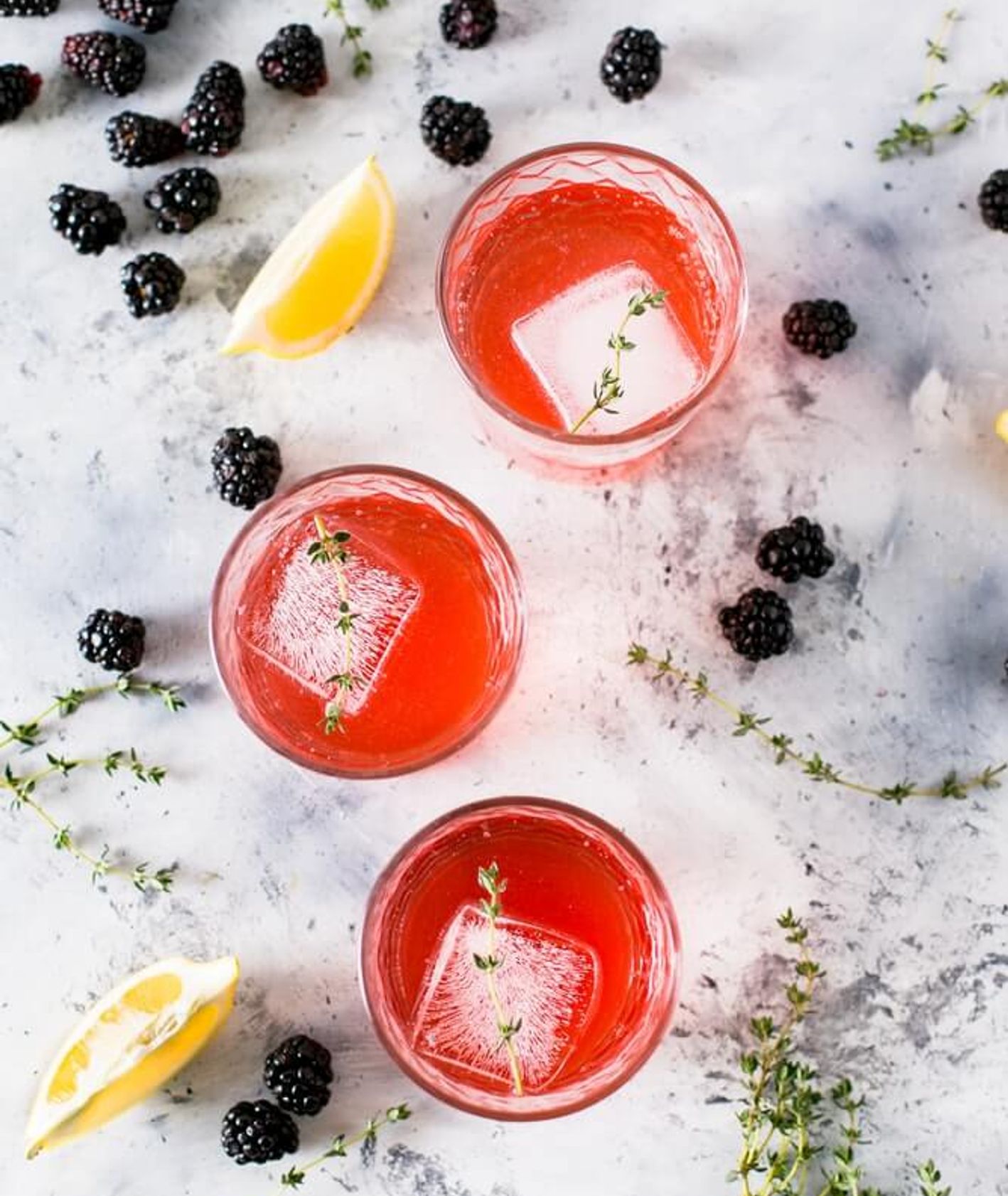 przepis na letni drink z wódka, owocami i lemoniadą (fot. Kim Daniels)
