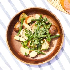 Sałatka ziemniaczana z fasolką szparagową – prosty przepis na szybkie w przygotowaniu danie, które sprawdzi się jako lekki i zdrowy obiad. (fot. Maciej Niemojewski)