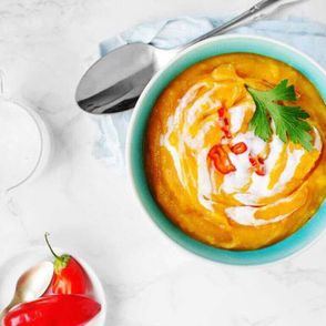 zupa krem z dyni, krem z dyni, wegańska zupa dyniowa, zupa dyniowa na ostro, zupa dyniowa z mleczkiem kokosowym, szybka zupa, szybki obiad, danie jednogarnkowe, rozgrzewający obiad, co z dyni