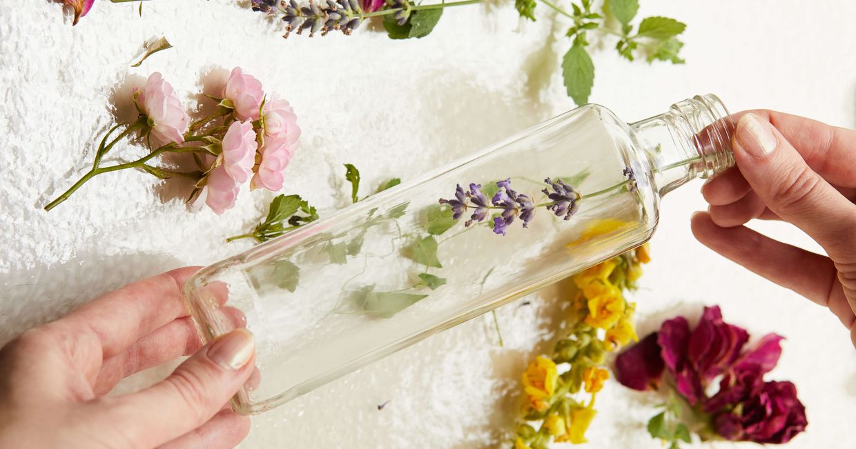 Kwiaty i zioła sezonu letniego – róża, lawenda, dziewanna i mięta – przygotowanie do maceracji.