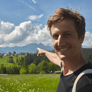 David Gaboriaud stoi na rękach, w tle widać Tatry