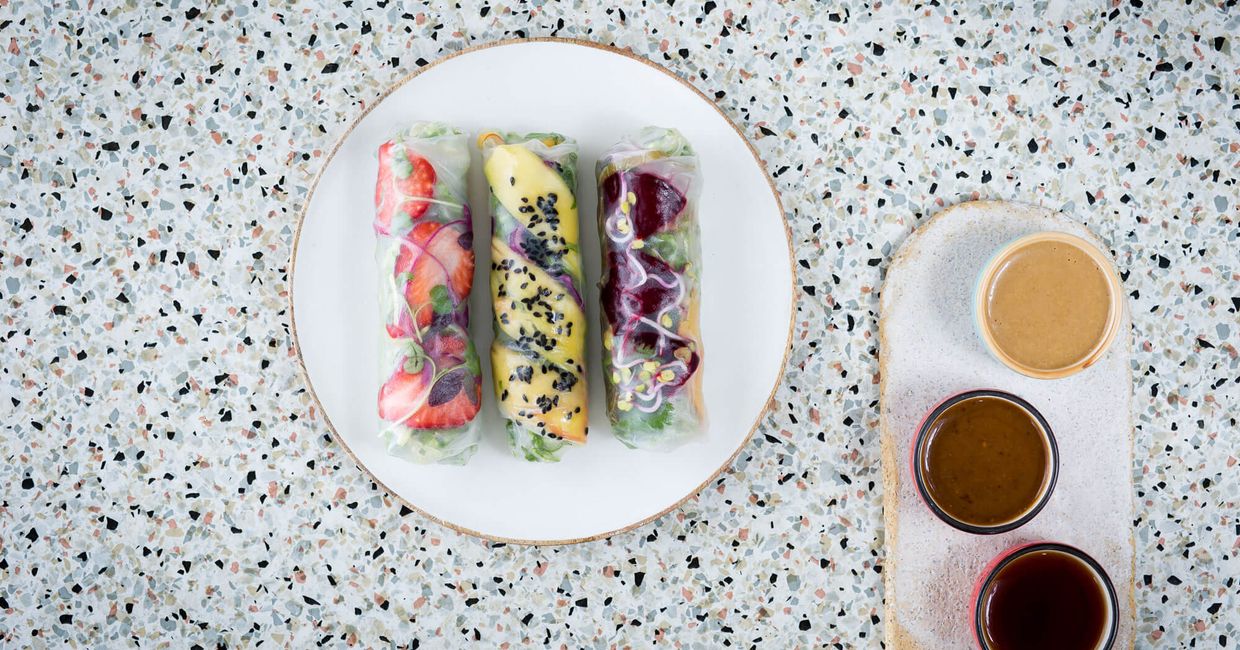 Talerz ze spring rolls i sosami (fot. dinnershow.studio)