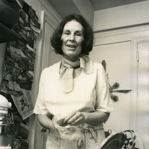 Młoda Diana Kennedy przygotowująca się do gotowania (fot. materiały prasowe)