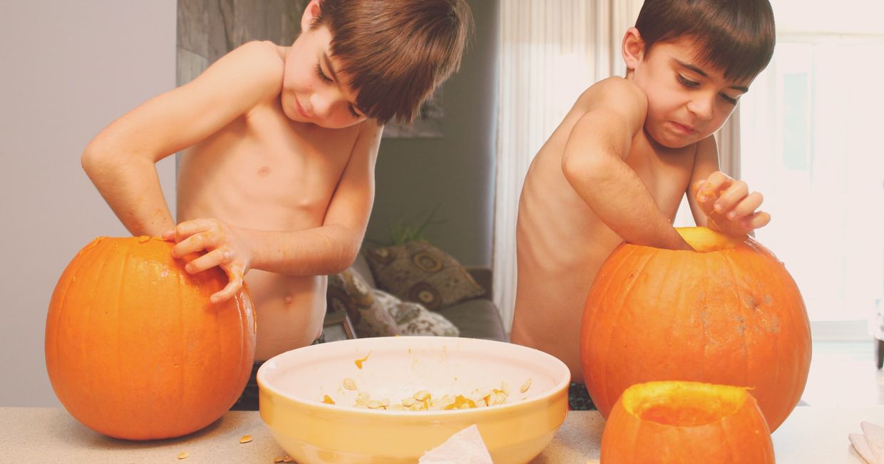 Dzieci drążące dynię na Halloween, przygotowywanie dyni na Halloween (fot. Jason Rosewell / unsplash.com)