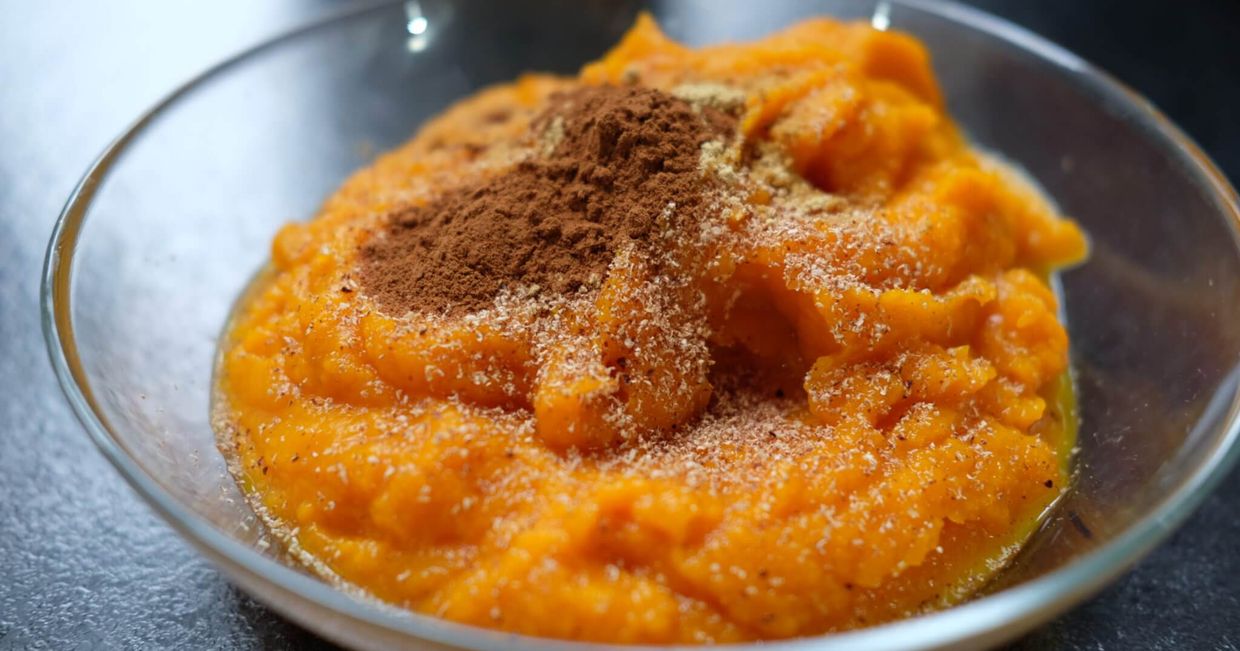 Krem dyniowy z przyprawami: cynamonem, gałką muszkatołową i suszonym imbirem