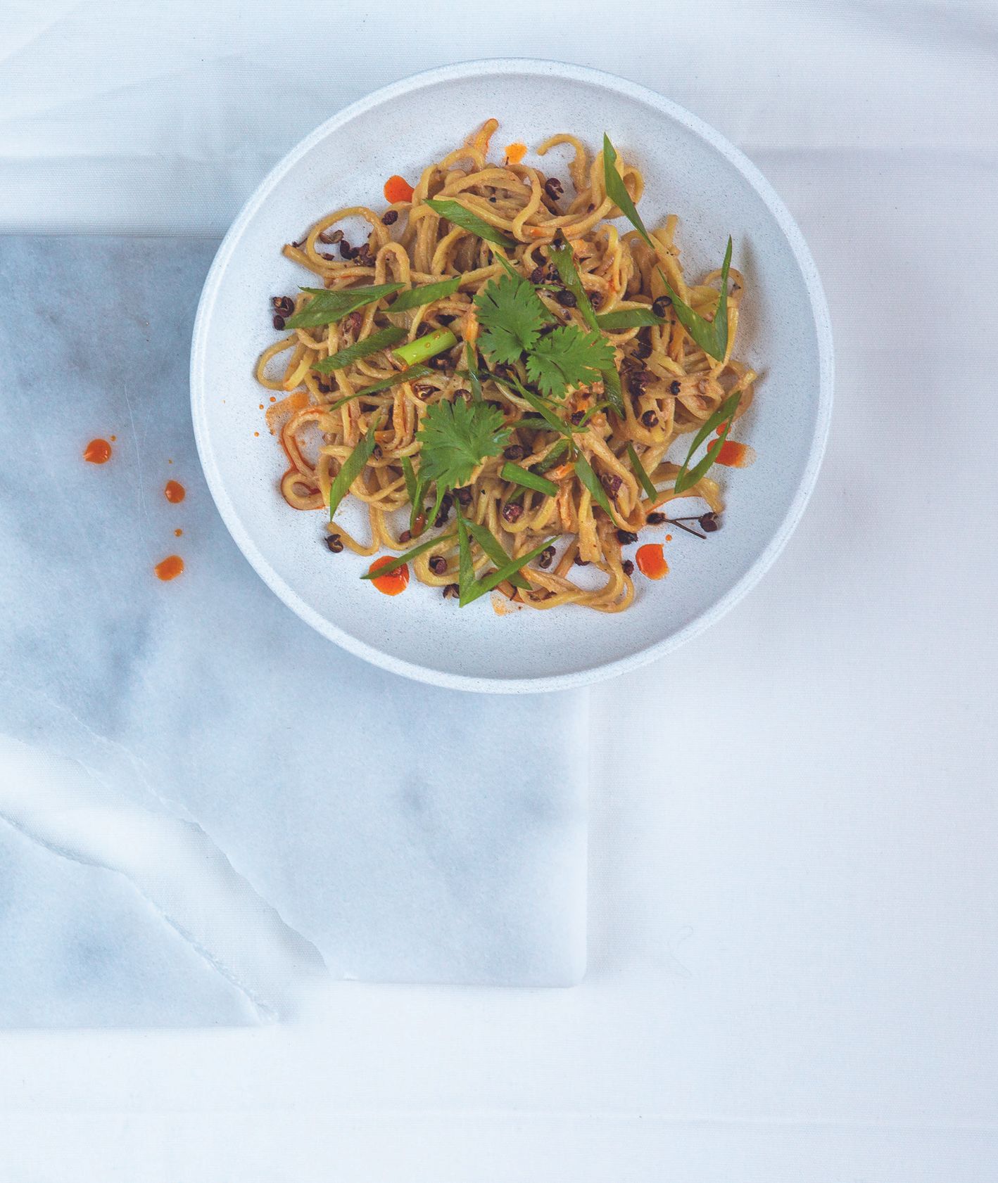 Prosty przepis na egg noodles z sosem z pasty sezamowej. Jak zrobić azjatycki makaron z sosem z pasty sezamowej i orzeszków arachidowych (fot. Jakub Stanek)
