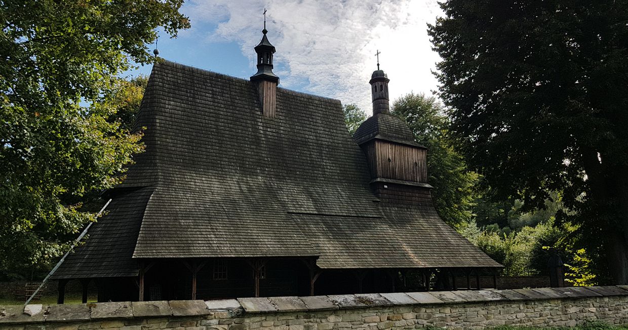 Kościół w Sękowej (Unesco) zachwyca unikatowym dachem sięgającym ziemi (fot. Aleksander Szojer)