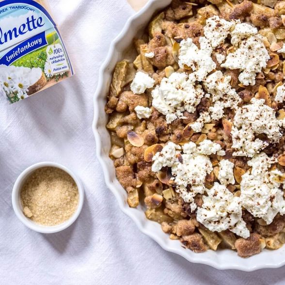 prosty przepis na zapiekane jabłka pod kruszonką cynamonową