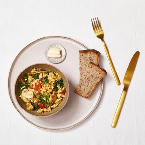 Jak zrobić wegańskie śniadanie. Przepis na tofucznicę z jarmurzem (fot. Maciek Niemojewski)