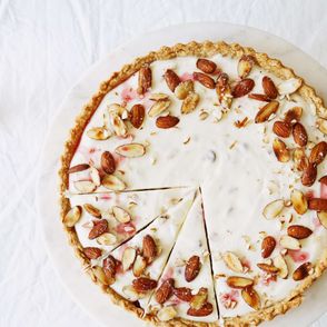 Krucha tarta pszenna z kremem z wiśniami z solonymi migdałami (fot. Lisia Kawiarenka)