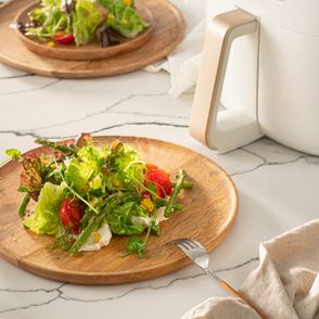 Szybkie brunche – sałatka z grillowanymi szparagami (fot. materiały prasowe)