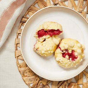 Najlepsze wypieki z malinami – bułeczki drożdżowe z malinami (fot. Maciek Niemojewski)