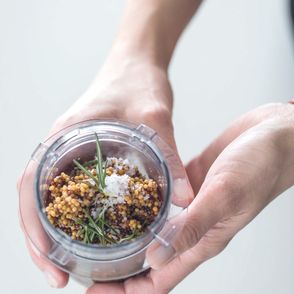 Musztarda z ziarnami gorczycy i rozmarynem w słoiku (fot. dinnershow studio)