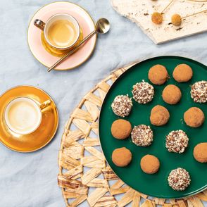 Talerz trufli czekoladowych z orzechami laskowymi, kawa (fot. Paulina Czyżewska)