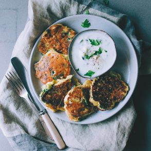 Jak zrobić frittersy porowo-szpinakowe z sosem tzatziki. Prosty przepis