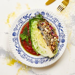 Bibenda. Palona kapusta w korzennym sosie pomidorowym z karmelizowaną tahiną (fot. Maciek Niemojewski)