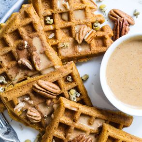 Jedzenie na poprawę nastroju – gofry z karmelem, orzechami i przyprawami (fot. Taylor Kiser / unsplash.com)