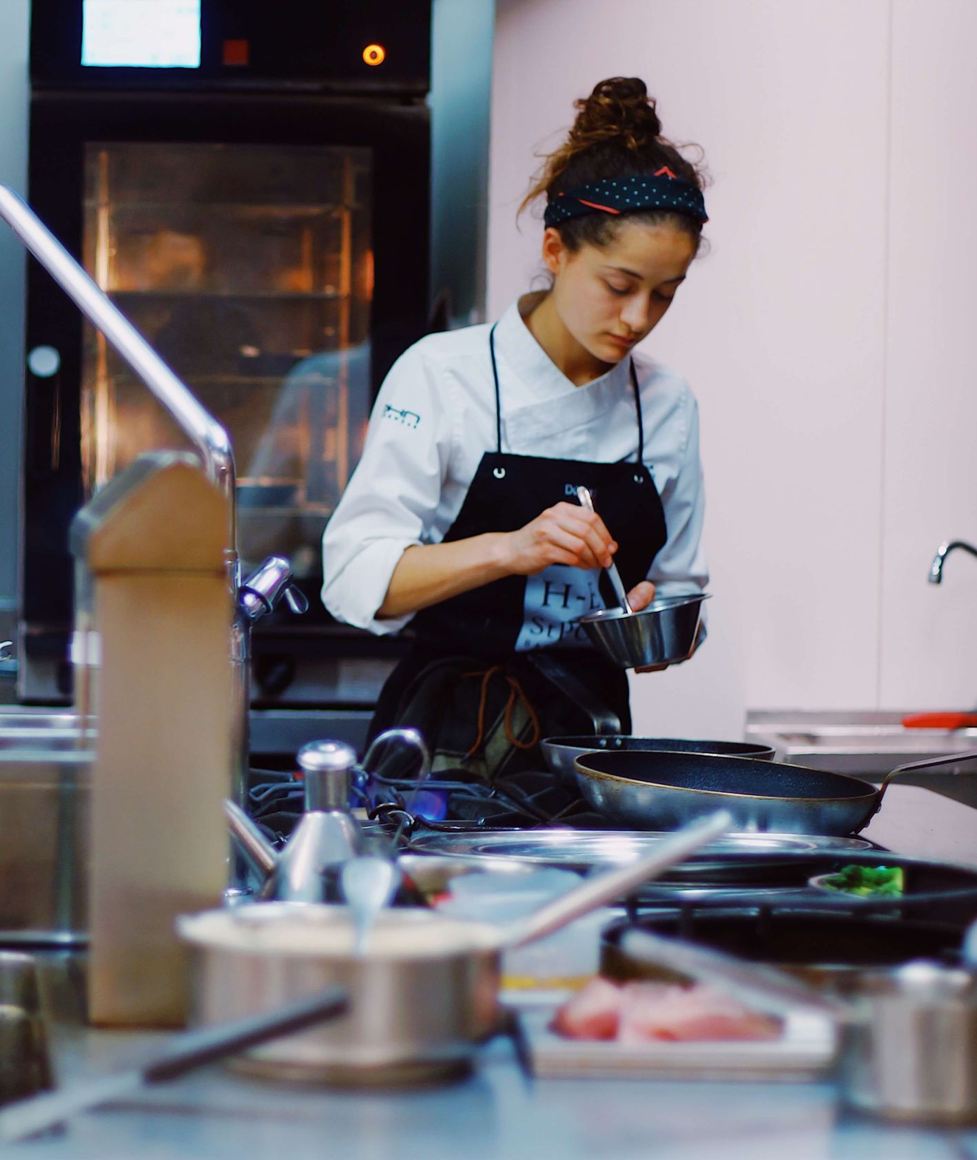 Dziewczyna pracująca w przemysłowej kuchni (fot. Jesus Terres)
