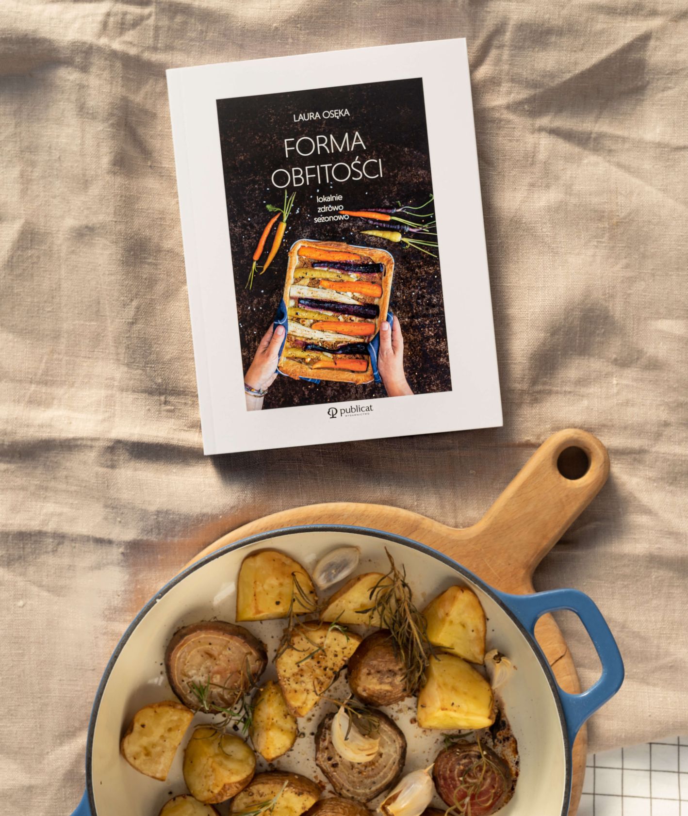 „Forma obfitości. Idealnie, zdrowo, sezonowo” i pieczone ziemniaki w naczyniu (fot. Martyna Cybuch)