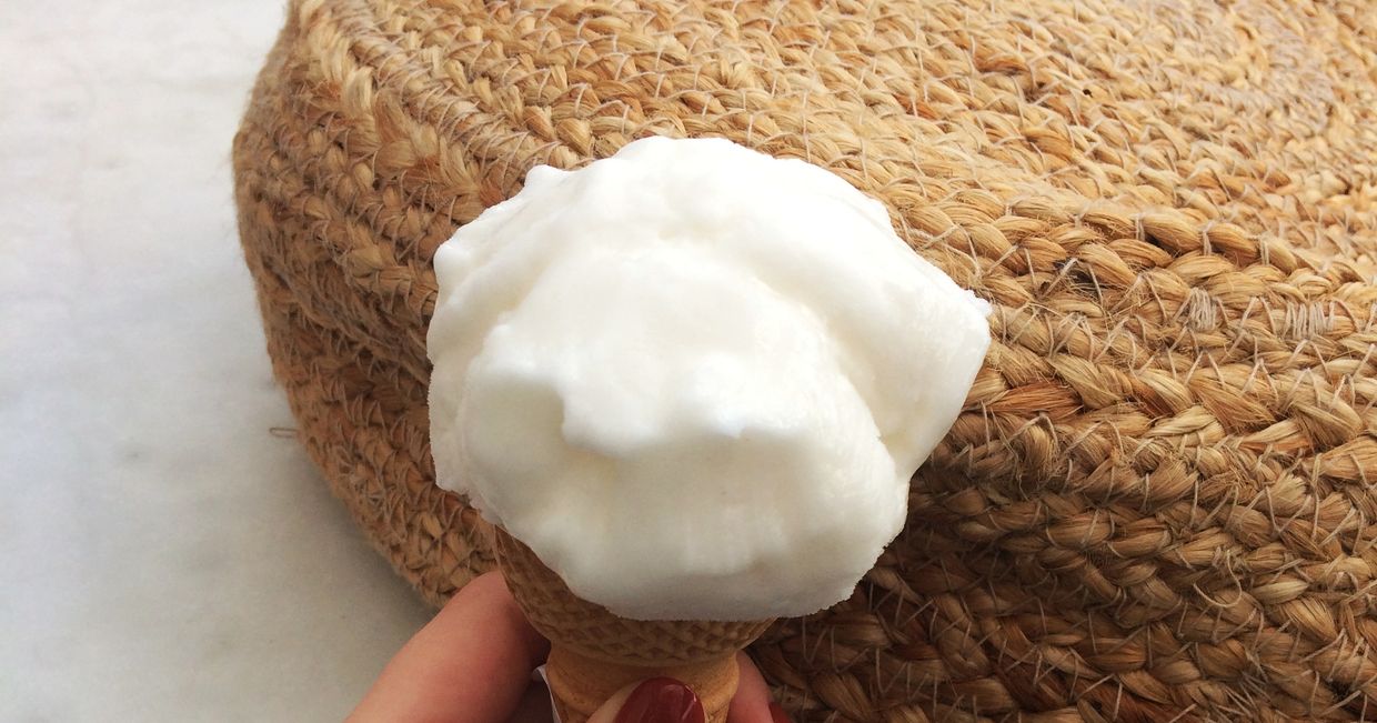 Gałka lodów cytrynowych w rożku