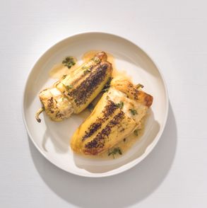 Faszerowana, żółta papryka z fetą i ziołami (fot. dinnershow.studio)