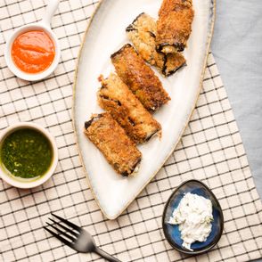 Panierowane roladki z bakłażana, pomysł na obiad z bakłażanem, jak przyrządzić bakłażana (fot. dinnershow.studio)