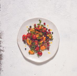 Jak przygotować sałtkę z granatem, jagodami i pomidorami. PRZEPIS (fot. Jakub Stanek)