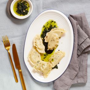 Przepis na pierogi z ziemniakami, kozim twarogiem i natką pietruszki. Najlepsze przepisy na pierogi (fot. Maciek Niemojewski)