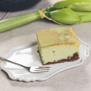 Zielony sernik z dodatkiem herbaty matcha na czekoladowym spodzie z ciastek owsianych, przepis Zosia Bauman-Nykowska