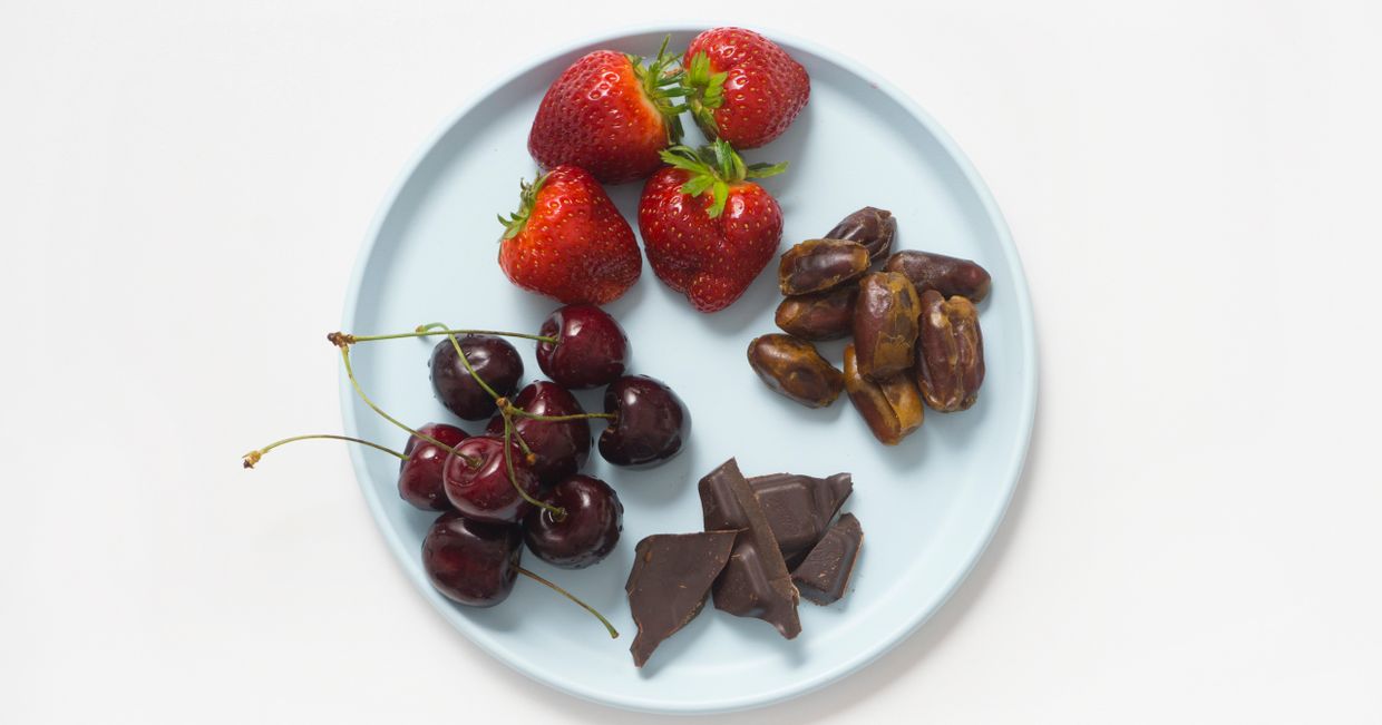 czereśnie, truskawki, daktyle, czekolada