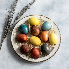 Wielkanocne jajka na tależu ozdobione gałązką. (fot. Monika Grabkowska / unsplash.comn)