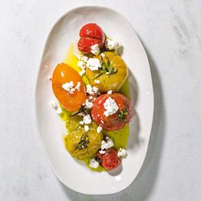 Prosty przepis na pyszne pomidory marynowane w oliwie ziołowej podawane z twarogiem (fot. dinnershow.studio)