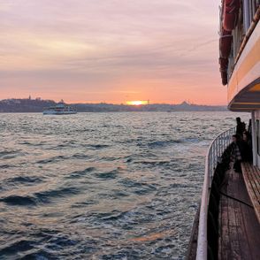 Morze widziane ze statku podczas zachodu słońca (fot. Bartek Kieżun)