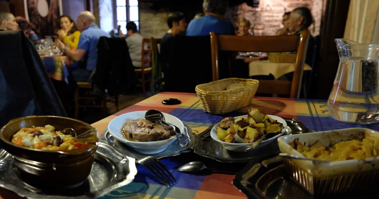 Dania regionalne, jednogarnkowe, podane w półmiskach na stole (fot. Aleksander Szojer)